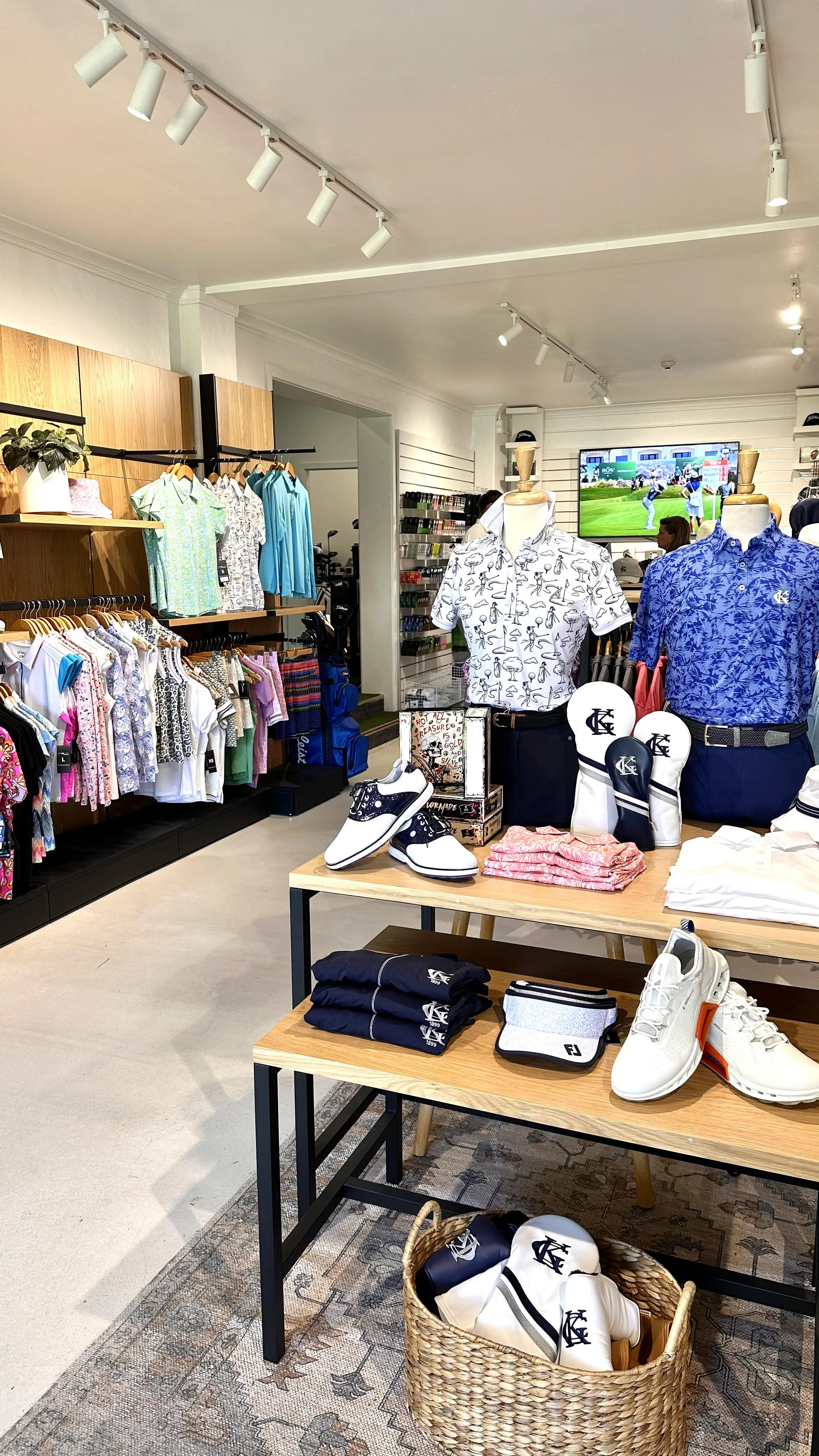 Modern golf retail presentation